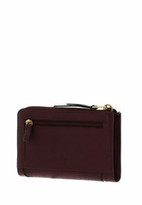 Portefeuille en cuir bordeaux avec un compartiment principal zippé, une poche arrière zippée, des accents de quincaillerie dorée et un détail de surface texturée.