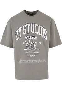 Szürke, nagy méretű, pamut póló, grafikai nyomattal, három figurával, akik gömböket tartanak, "2Y STUDIOS" felirattal és az alján "1992" évszámmal.