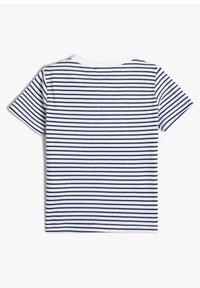 Valkoinen lyhythihainen, pyöreäkauluksinen t-paita, jossa on vaakasuoria tummansinisiä raitoja. Pehmeä puuvillamateriaali, jossa on normaali leikkuu.