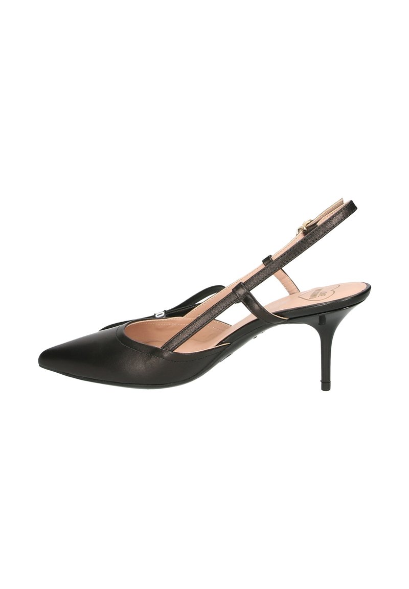 Sandal con tacco a spillo in pelle nera, con punta affusolata e sottili cinturini metallici, alto 7,5 cm. L'interno presenta una fodera di colore chiaro.