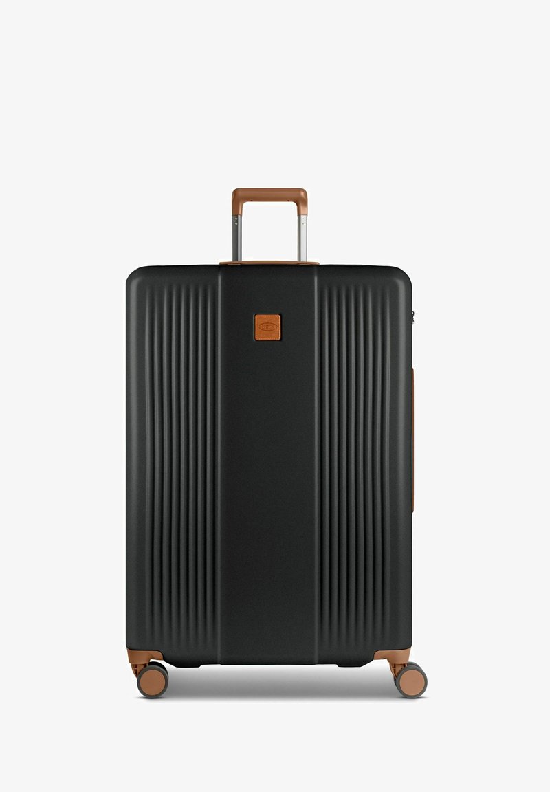 Schwarzer Hartschalenkoffer mit vertikaler gerippter Struktur, braunem Griff und Akzenten, vier Rollen für Mobilität, Reißverschluss und Logo-Detail.