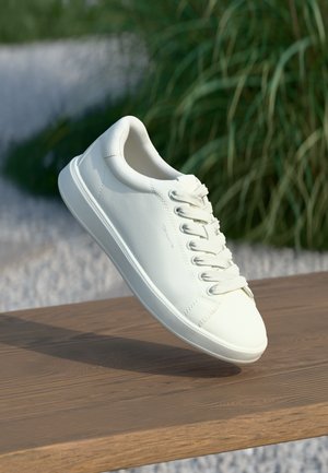Sneakers - white