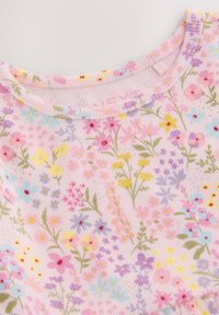 Tissu côtelé rose avec un petit imprimé floral multicolore, comprenant des fleurs jaunes, violettes, bleues et rouges ainsi que des tiges vertes, avec un col rond.