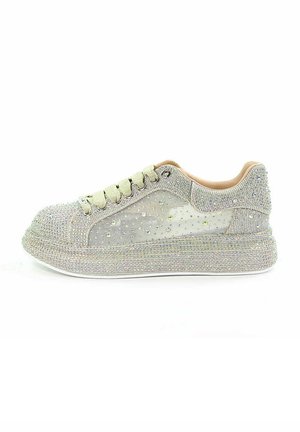 - Sneakersy niskie