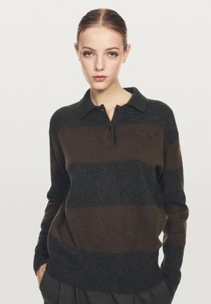 Maglione di lana scuro con righe orizzontali in diverse tonalità di marrone e grigio, dotato di colletto e bottoni sulla placca. Dettaglio della tasca sul petto molto evidente.