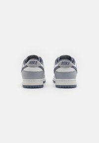 Nike Sportswear NIKE DUNK LOW RETRO PRM ESS+ - Matalavartiset tennarit - white/light carbon/platinum tint/pure platinum/wolf grey
