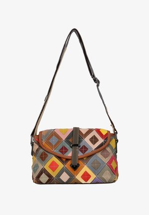 Pihe táska mintás kialakítással, színes gyémántokkal sárga, piros, barna és szürke árnyalatokban; barna bőrpánttal és díszítésekkel.