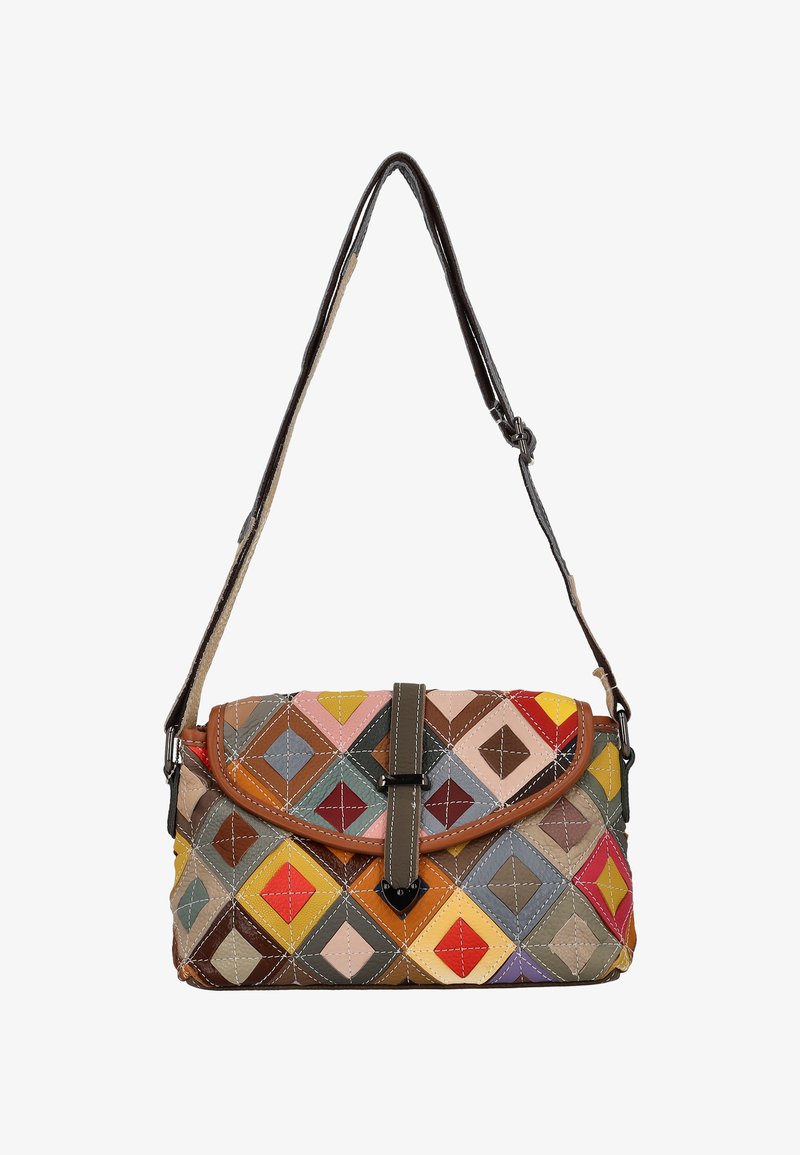 Bolso acolchado con un diseño estampado que presenta diamantes de colores en tonos amarillo, rojo, marrón y gris; correa y detalles de cuero marrón.