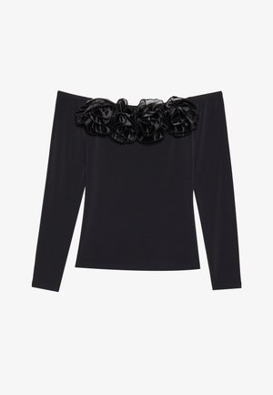 Schwarzes Off-Shoulder-Oberteil mit langen Ärmeln, das einen strukturierten floralem Besatz aus schwarzem Samt am Ausschnitt aufweist.