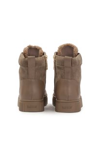 Botine maro la gleznă, realizate dintr-o combinație de suede texturat și piele netedă, având un guler moale din blană artificială și fermoare laterale.