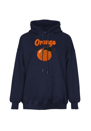 Marineblå hættetrøje med lomme foran med en tekstureret orange grafik og ordet "Orange" over det i orange bogstaver.