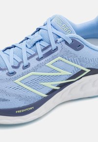 New Balance FRESH FOAM 680 - Zapatillas running asfalto - electric sky