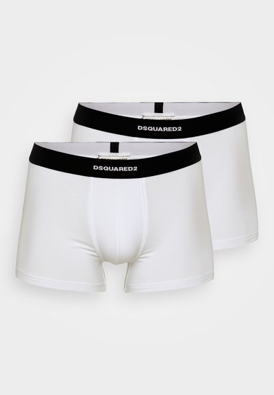 Boxeri albi dintr-un material moale, având un ching elastic negru cu logo-ul "DSQUARED2" și un design ajustat.
