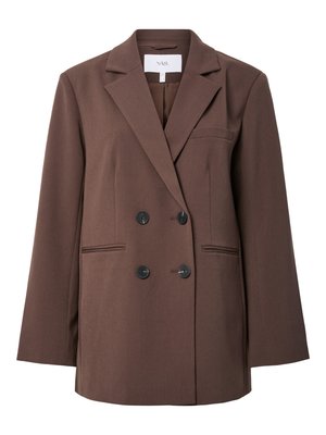 Smeđi dvoredni blejzer s reverom s urezom, dva prednja džepa i crnim gumbima. Izrađen od teksturiranog tkanja, sa ležernim krojem.