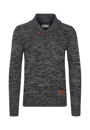 Pull en maille grise avec col châle, un bouton marron et un motif texturé. Comprend une petite étiquette logo sur le côté inférieur.