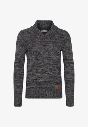 Suéter de punto gris con cuello de chal, un botón marrón y un patrón texturizado. Incluye un pequeño parche con el logo en el lado inferior.