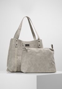 Sac fourre-tout en cuir gris avec une finition texturée et des coutures décoratives sur les côtés. Comprend une pochette zippée amovible assortie en gris.
