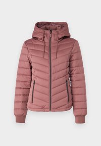 Różowa kurtka ocieplana z kapturem, z zamkiem błyskawicznym z przodu, przeszyciami w kształcie chevron oraz ściągaczami przy mankietach. Dwie boczne kieszenie na zamek.