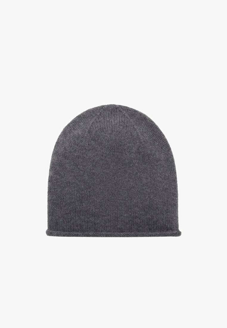 Cuffia grigia in maglia, realizzata in morbida lana, con corona arrotondata e vestibilità aderente. La texture è liscia con un sottile motivo a coste nella parte inferiore.
