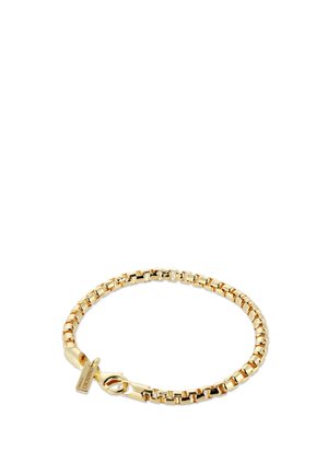 Bracelet chaîne ton or avec des maillons carrés et un fermoir mousqueton, présenté sur fond blanc.