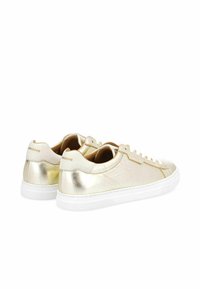 Sneaker metallici dorati con una texture liscia, suola in gomma bianca e design con lacci. Presenta il branding sul tallone e un interno a contrasto.