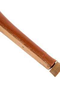 Gros plan d'une lanière de ceinture en cuir marron usé avec des coutures visibles et une extrémité de boucle en laiton sur fond blanc.
