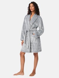 Szary szlafrok z froty z geometrycznym wzorem w kolorze białym, kołnierzem szalowym, paskiem do wiązania i kieszeniami bocznymi. Miękka faktura, długość do kolan.