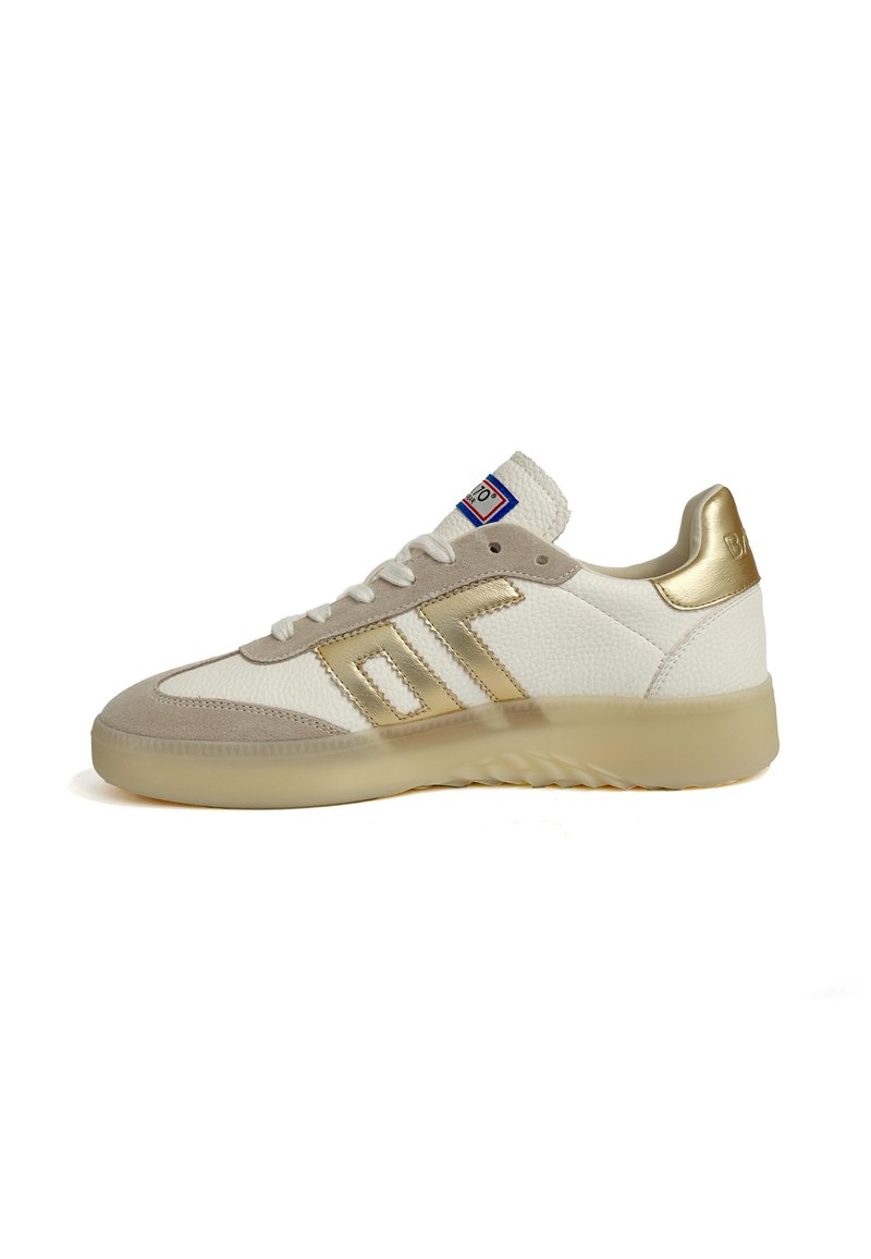 Sneaker bianco e beige con tomaia in pelle testurizzata, dettagli dorati, chiusura con lacci e suola in gomma traslucida.