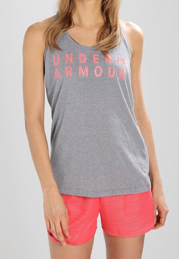 Szara koszulka na ramiączkach z napisem "UNDER ARMOUR" w różowym kolorze, zestawiona z jasnoróżowymi szortami siatkowym, o luźnym kroju i miękkiej tkaninie.