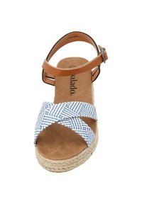 Sandale mit Keilabsatz und verstellbarem Riemen aus braunem Kunstleder, Obermaterial aus blau-weiß gemustertem Stoff und einer Jutesohle.