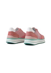 Sneaker in suede e rete rosa con tacco bianco e suola verde menta con accenti maculati; forma arrotondata e design con lacci.