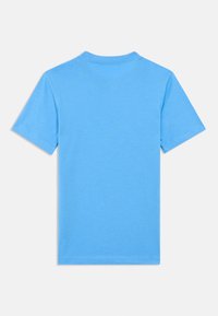 Απλή μπλε ουρανοειδής κοντομάνικη μπλούζα με στρογγυλή λαιμόκοψη, τοποθετημένη επίπεδα και εμφανίζοντας την πίσω πλευρά της σε λευκό φόντο.