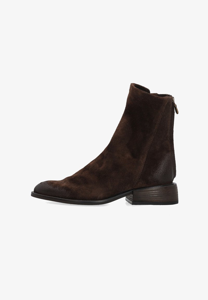 Brązowy zamszowy botek za kostkę z zaokrąglonym noskiem, niskim słupkowym obcasem i bocznym suwakiem. Miękka tekstura i minimalistyczny design.