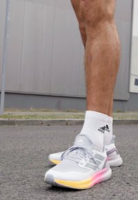 adidas Performance PUREBOOST 5 - Katujuoksukengät - footwear white/silver metallic/spark