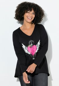 Schwarzes Langarmshirt mit V-Ausschnitt, das eine pinke Herzgrafik mit weißen Flügeln, Spritzdetails und einen lässigen Schnitt am Saum aufweist.