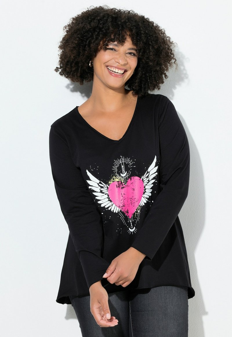 Schwarzes Langarmshirt mit V-Ausschnitt, das eine pinke Herzgrafik mit weißen Flügeln, Spritzdetails und einen lässigen Schnitt am Saum aufweist.