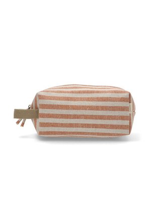 Neceser a rayas en tela color coral y crema. Forma rectangular con cierre de cremallera y un asa de tela beige en el lado.