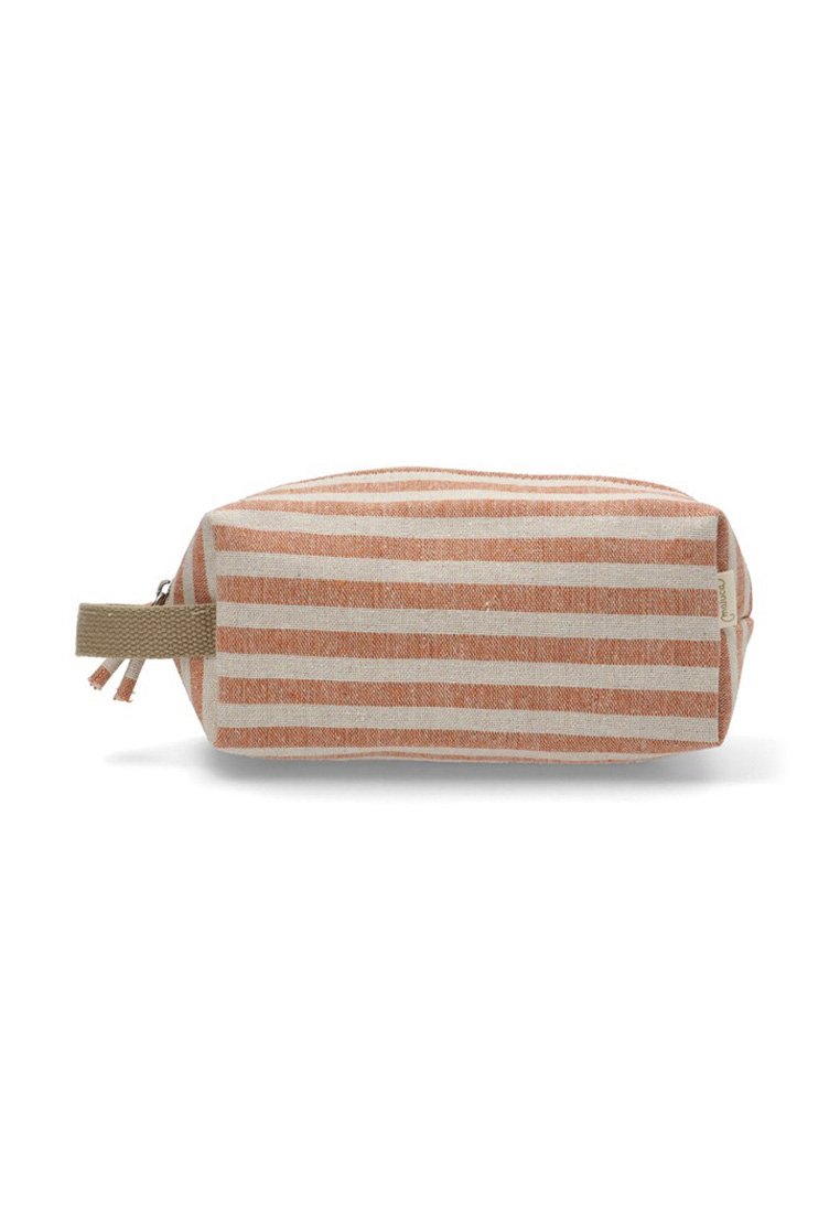 Neceser a rayas en tela color coral y crema. Forma rectangular con cierre de cremallera y un asa de tela beige en el lado.