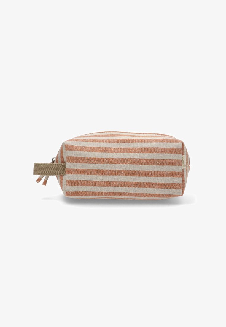 Neceser a rayas en tela color coral y crema. Forma rectangular con cierre de cremallera y un asa de tela beige en el lado.