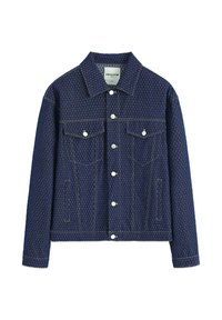 Veste en denim bleu foncé avec un motif subtil, dotée de boutons-pression argentés, deux poches poitrine et un col classique.