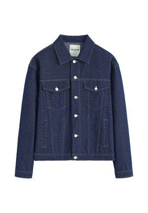 Veste en denim bleu marine avec un motif texturé, dotée d'un col, de deux poches poitrine et de boutons-pression argentés à l'avant.