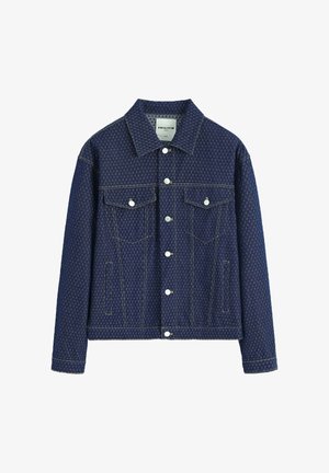 Veste en denim bleu marine avec un motif texturé, dotée d'un col, de deux poches poitrine et de boutons-pression argentés à l'avant.