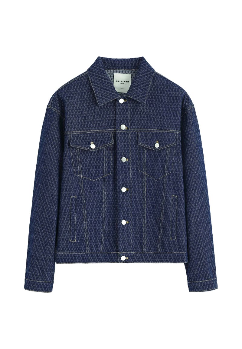 Veste en denim bleu foncé avec un motif subtil, dotée de boutons-pression argentés, deux poches poitrine et un col classique.