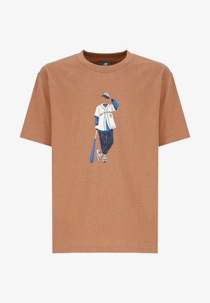 Brązowy bawełniany t-shirt z grafiką osoby w białym baseballowym trykocie i niebieskich spodniach, trzymającej kij baseballowy.
