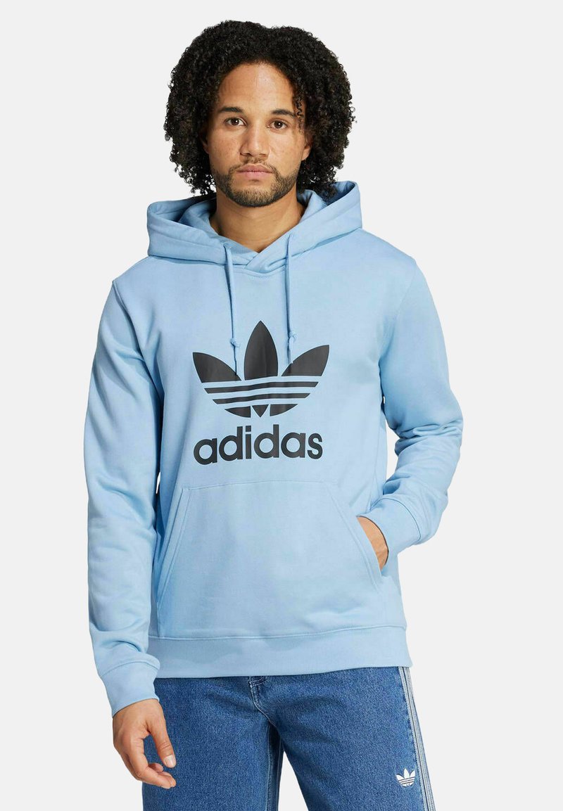 Felpa leggera blu con tasca a marsupio sul davanti e logo Adidas nero con design a trifoglio. Realizzata in tessuto morbido con cordini regolabili.