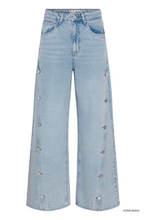 Φαρδιά τζιν σε ανοιχτό γαλάζιο με πλαϊνά κουμπιά και μπροστινές τσέπες, με ετικέτα «Genuine Barbie» στη μέση.
