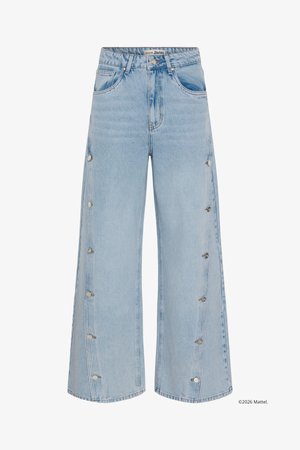 Φαρδιά τζιν σε ανοιχτό γαλάζιο με πλαϊνά κουμπιά και μπροστινές τσέπες, με ετικέτα «Genuine Barbie» στη μέση.