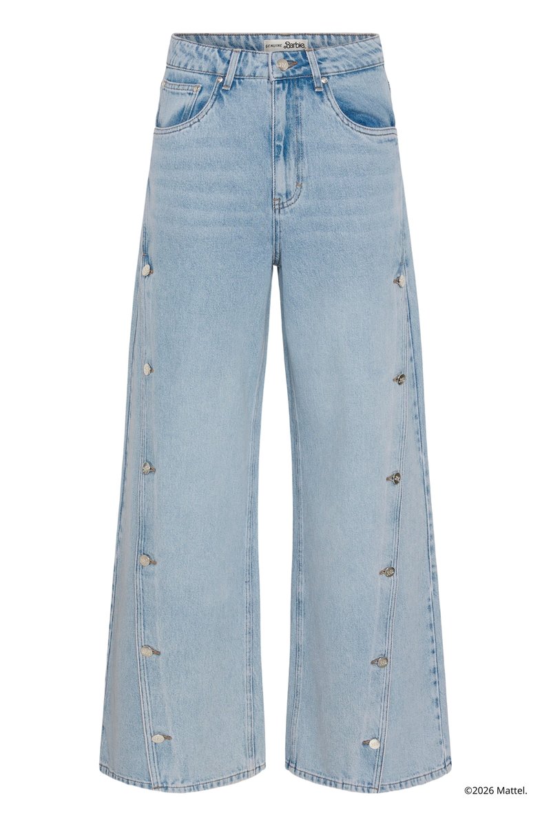 Lyseblå jeans med vide ben, sidesnap-knapper og forlommer, med et "Genuine Barbie"-mærke på linningen.