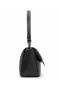 Bolso de mano de cuero negro con una forma estructurada, cuenta con un asa plana y un cierre de cremallera en el lateral, textura suave y hardware mínimamente decorativo.