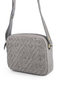 Šedá crossbody kabelka z tkané kůže s hladkým dnem. Má zipové uzavírání a nastavitelný pásek se zlatými kovovými doplňky.